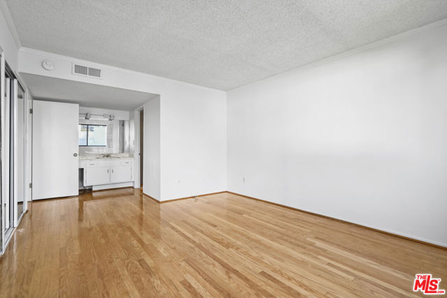 10966 Rochester Avenue, Los Angeles CA: https://media.crmls.org/mediaz/410d1a9d-e162-43cc-9ecf-f6a48c687431.jpg