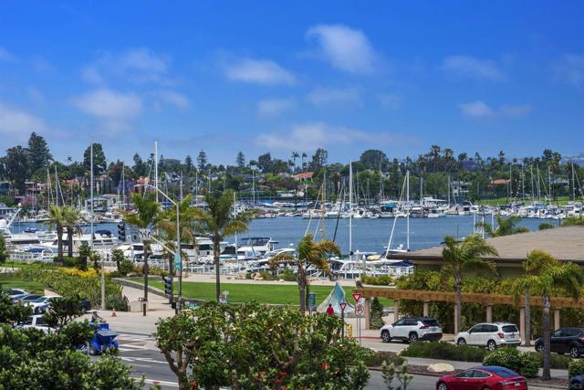 1820 Avenida del Mundo, Coronado CA: https://media.crmls.org/mediaz/410d1b00-30b9-49ec-8d79-e4754e3b8a89.jpg
