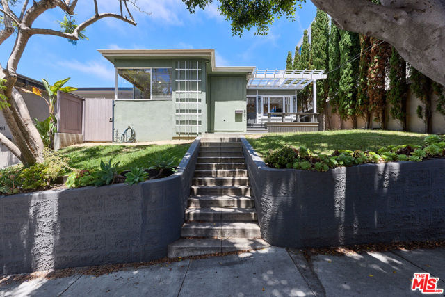 607 Ashland Avenue, Santa Monica CA: https://media.crmls.org/mediaz/410e45a5-edc5-487f-be83-2f6f92d2ab76.jpg