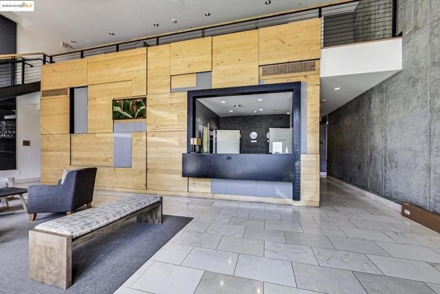 311 Oak St, Oakland CA: https://media.crmls.org/mediaz/410ef534-8601-4ad3-bbce-2030a908ee97.jpg
