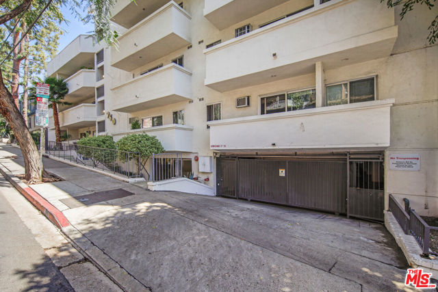 960 Larrabee Street, West Hollywood CA: https://media.crmls.org/mediaz/41102a3b-2b2b-4c73-b82f-7216a11fd354.jpg