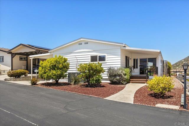 8975 Lawrence Welk Dr, Escondido CA: https://media.crmls.org/mediaz/41104b99-1eee-49d7-9b00-49d702a8ffc3.jpg