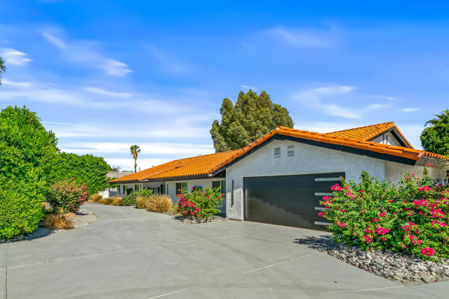 43170 Warner Trail, Palm Desert CA: https://media.crmls.org/mediaz/411092bf-d88e-4b39-9d80-ab1f03116f88.jpg