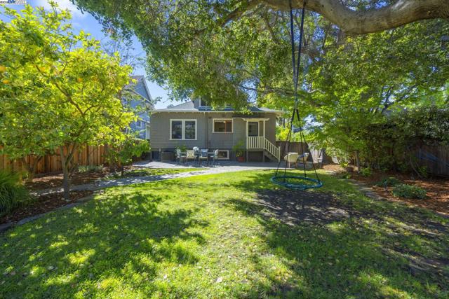 898 Union St, Alameda CA: https://media.crmls.org/mediaz/4110b70b-52b1-4edb-90bb-e0c5658d4c66.jpg