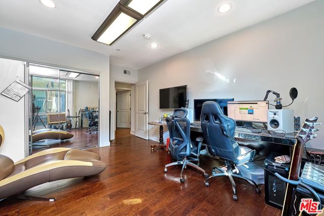 332 S Oxford Avenue, Los Angeles CA: https://media.crmls.org/mediaz/4111a3d7-97bd-4e0c-8d73-b6f90a78822d.jpg