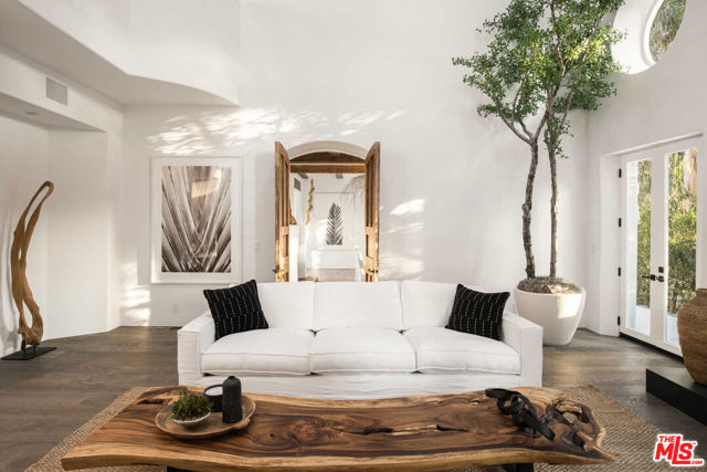27405 Pacific Coast Highway, Malibu CA: https://media.crmls.org/mediaz/4111bcce-f7fe-4e94-9840-2023bd741474.jpg