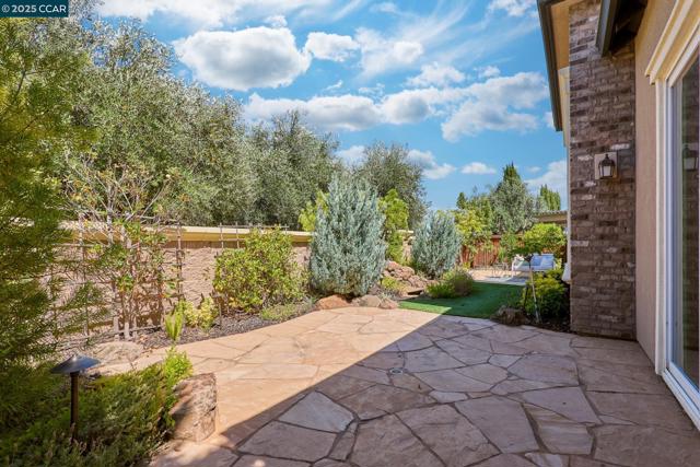 1681 Gamay Ln, Brentwood CA: https://media.crmls.org/mediaz/4113c097-3447-4183-a03b-43c384c540bd.jpg