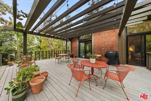 1048 E La Loma Avenue, Somis CA: https://media.crmls.org/mediaz/4113f913-a9f2-4f06-85cb-e5a4a70c6664.jpg