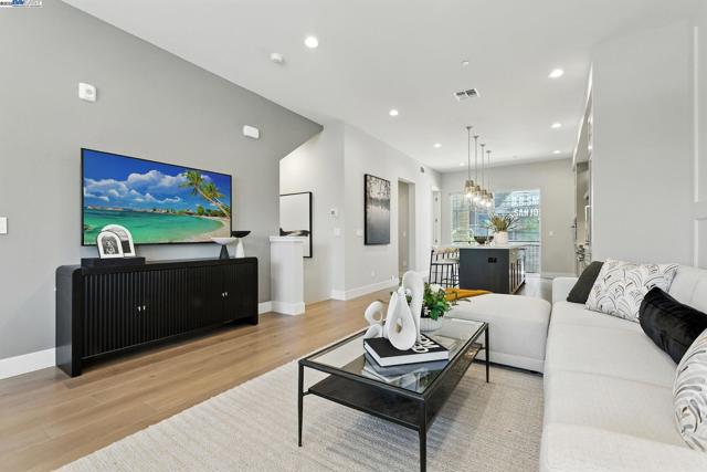 1670 Larkspur Street, Alameda CA: https://media.crmls.org/mediaz/41140581-7670-4870-aee9-00876a603ea9.jpg