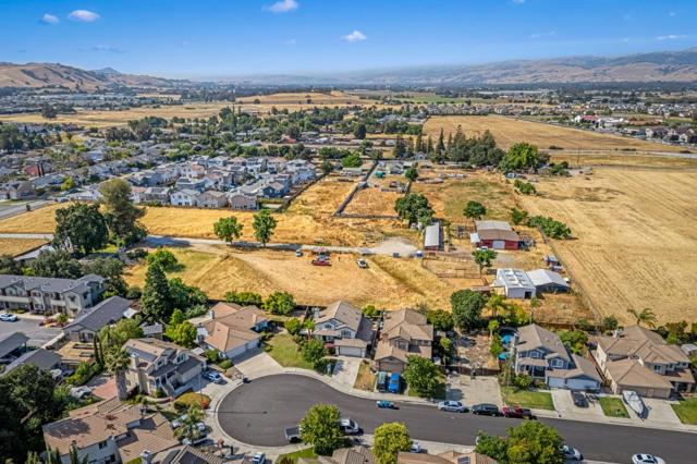 9082 Spencer Court, Gilroy CA: https://media.crmls.org/mediaz/41157b90-6367-49c5-b931-3c15e6a31137.jpg