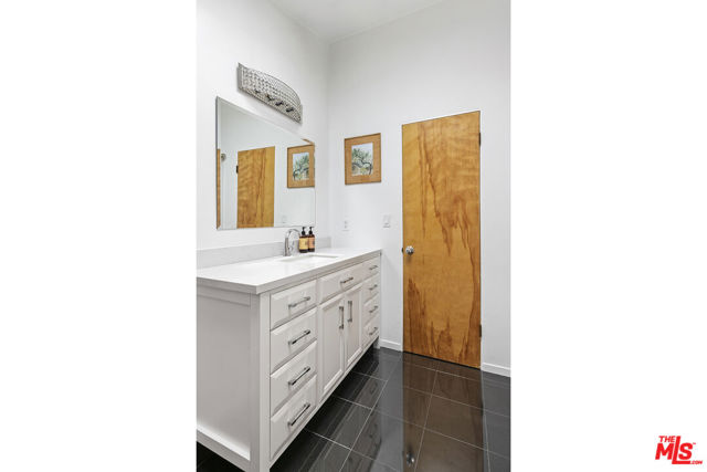 3820 Broadlawn Drive, Los Angeles CA: https://media.crmls.org/mediaz/411603d4-96bd-4b32-b52b-583a44d34dbc.jpg