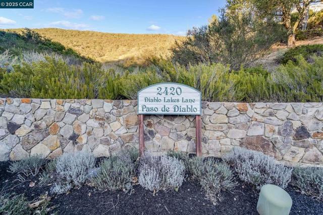2420 Diablo Lakes Ln, Diablo CA: https://media.crmls.org/mediaz/41165c0b-3fc3-4f46-9225-021fe487fea5.jpg