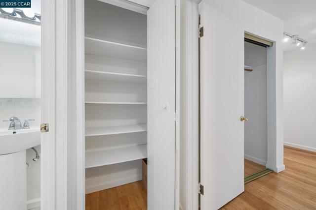 150 Pearl St, Oakland CA: https://media.crmls.org/mediaz/4116c828-aaca-4d20-a6c8-1616d06aa9eb.jpg