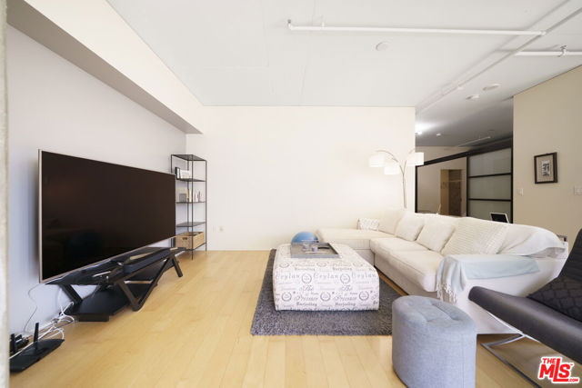 1100 S Hope Street, Los Angeles CA: https://media.crmls.org/mediaz/4116dceb-1f44-4bd8-9222-2ed2a85198ad.jpg
