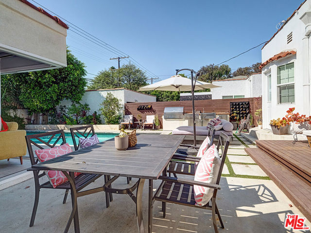1019 S Rimpau Boulevard, Los Angeles CA: https://media.crmls.org/mediaz/41173761-3236-4fc6-80ef-5ee020c6d882.jpg