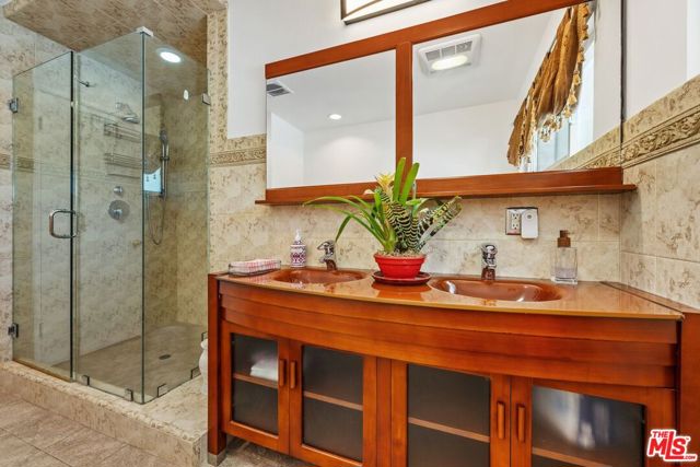 5905 S Chariton Avenue, Los Angeles CA: https://media.crmls.org/mediaz/41177f10-ae0e-49a2-961a-1d0eafdc7773.jpg