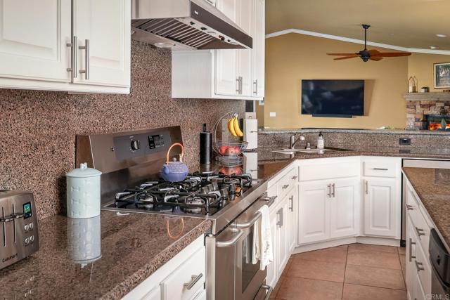 Detail Gallery Image 11 of 43 For 13861 Nicoles Vista, Valley Center,  CA 92082 - 3 Beds | 3 Baths