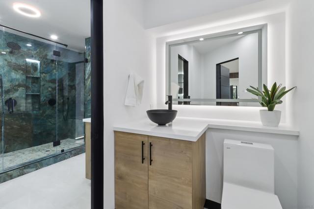 700 Front St, San Diego CA: https://media.crmls.org/mediaz/4117d914-9767-4230-9f78-68d4bbfe536b.jpg