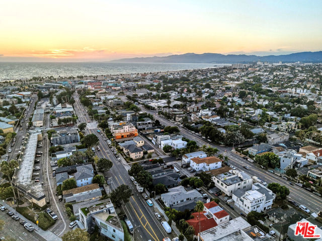 517 Venice Way, Venice CA: https://media.crmls.org/mediaz/4117dc44-b7bf-40d3-93e0-bbed360476b9.jpg