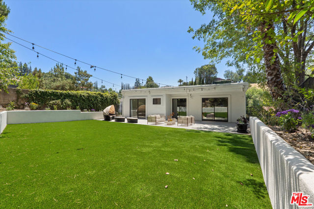 22960 Cass Avenue, Woodland Hills CA: https://media.crmls.org/mediaz/4118057a-65ef-48fb-8a1b-f62004216940.jpg
