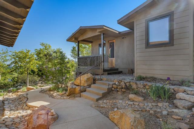 35750 Mountain Circle Drive, Julian CA: https://media.crmls.org/mediaz/41184c07-00a5-4406-913b-a45e6c364fbd.jpg