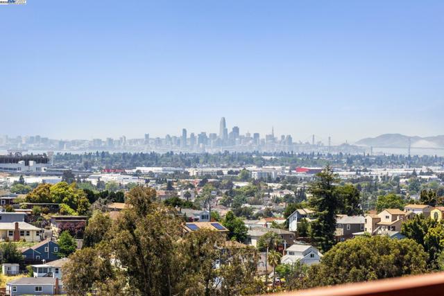 3014 BROADMOOR VIEW, Oakland CA: https://media.crmls.org/mediaz/41184f7b-4df1-4757-958a-3bceab78d560.jpg