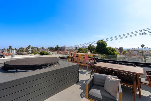 508 N Tremont Street, Oceanside CA: https://media.crmls.org/mediaz/4118aea7-1770-48e5-b455-68d51c80c6aa.jpg