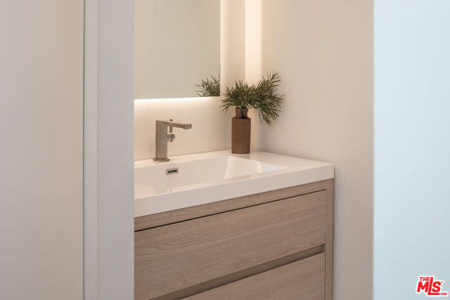 1943 Sunset Plaza Drive, Los Angeles CA: https://media.crmls.org/mediaz/41192937-3b1d-463c-b7ec-0ce76fb465a4.jpg
