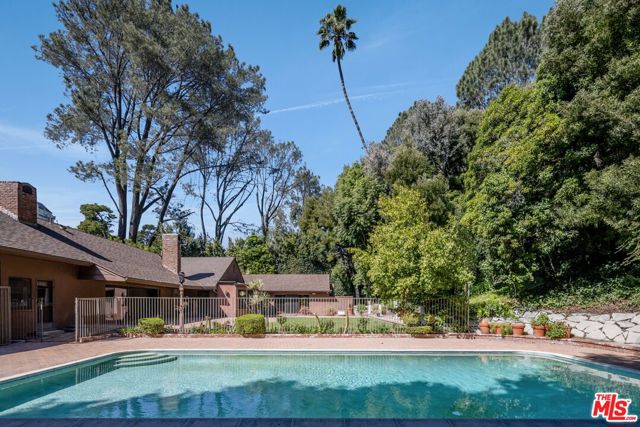 1110 Sutton Way photo 2