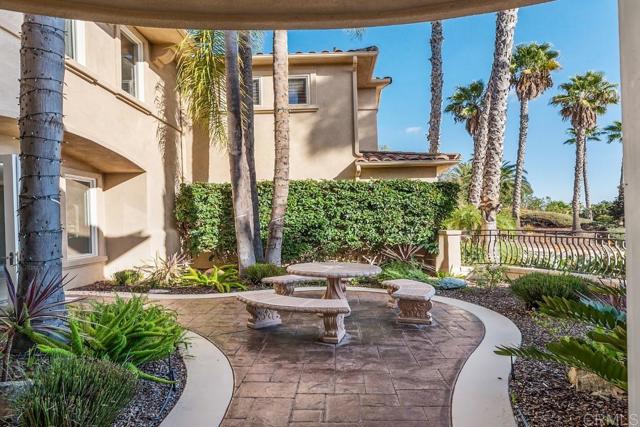 7345 Vista Rancho Ct, Rancho Santa Fe CA: https://media.crmls.org/mediaz/411abc6e-8f89-401e-b7a9-d16c4fec94f7.jpg