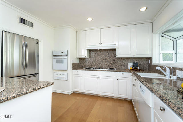 5045 Redwillow Lane, La Canada Flintridge CA: https://media.crmls.org/mediaz/411c0c06-401e-4c86-b86b-9d0bee501b4f.jpg