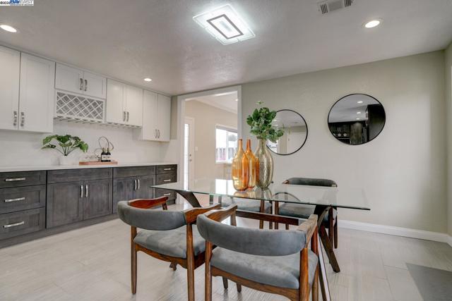 Image 14 of 43 For 39143 Donner Way
