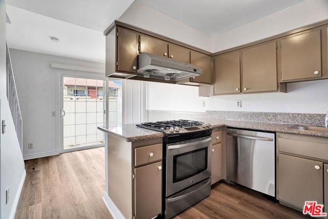 10065 De Soto Avenue, Chatsworth CA: https://media.crmls.org/mediaz/411eb228-fea0-41e8-886e-6994fb5ae3c7.jpg