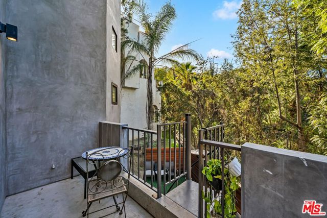 3026 PASSMORE Drive, Los Angeles CA: https://media.crmls.org/mediaz/411f073e-3e1f-4396-83a9-f0aaf4d132be.jpg