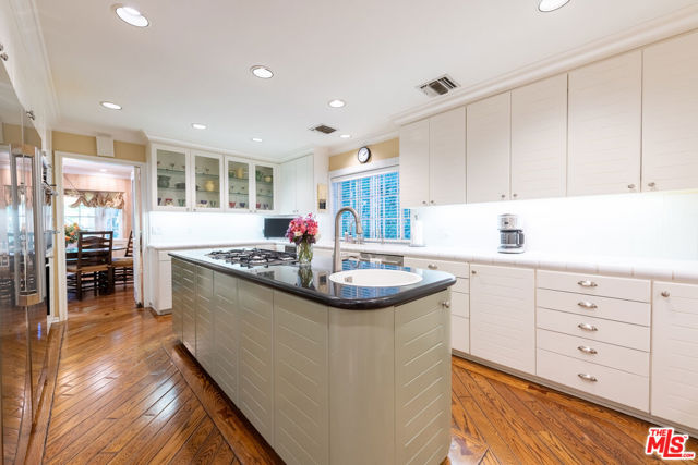 4722 Noeline Avenue, Encino CA: https://media.crmls.org/mediaz/411f8dbf-3e3e-458f-9e1c-6d1618d71165.jpg