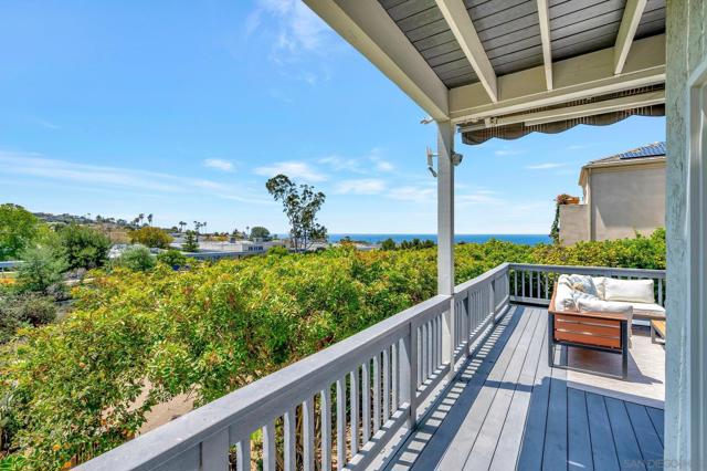 1211 W Muirlands Dr, La Jolla CA: https://media.crmls.org/mediaz/411fe025-7a16-4cf2-b54d-fe40aa41459b.jpg