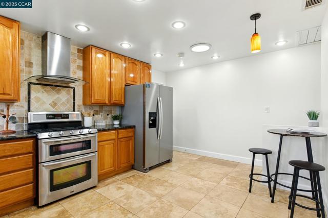 7968 Michigan Ave, Oakland CA: https://media.crmls.org/mediaz/411fe8de-ead9-4b87-9b8c-e0b585c3265a.jpg