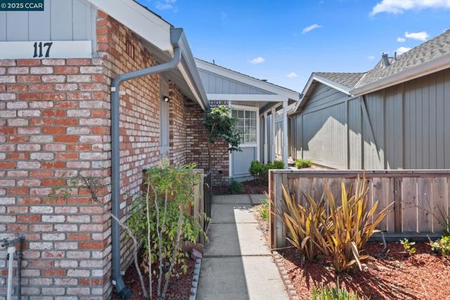 117 Brighton Rd, Alameda CA: https://media.crmls.org/mediaz/41208db8-59b1-4c45-945b-a26eeccf1a4b.jpg