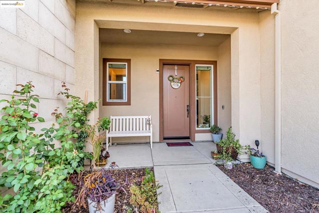 2281 Garden Farms Ave, Lathrop CA: https://media.crmls.org/mediaz/41209342-18b1-464d-8192-b961223c0d9c.jpg