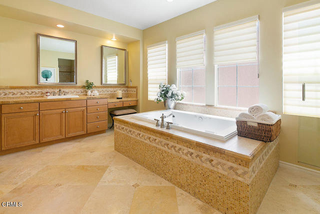 1464 Twin Tides Place, Oxnard CA: https://media.crmls.org/mediaz/412120c4-88d0-4f89-9618-d3f3a8e00a8d.jpg