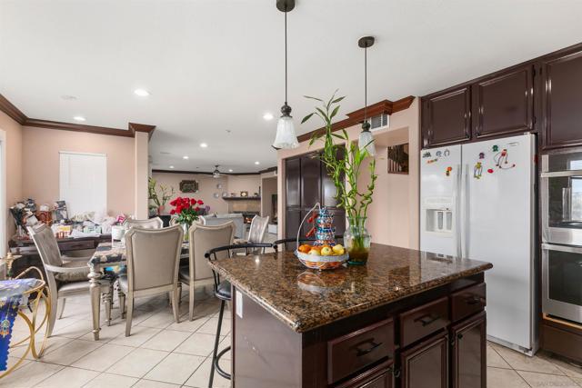 10394 Valley Waters Dr, Spring Valley CA: https://media.crmls.org/mediaz/41214d2f-c5d8-4188-a9cc-fc0c76913515.jpg
