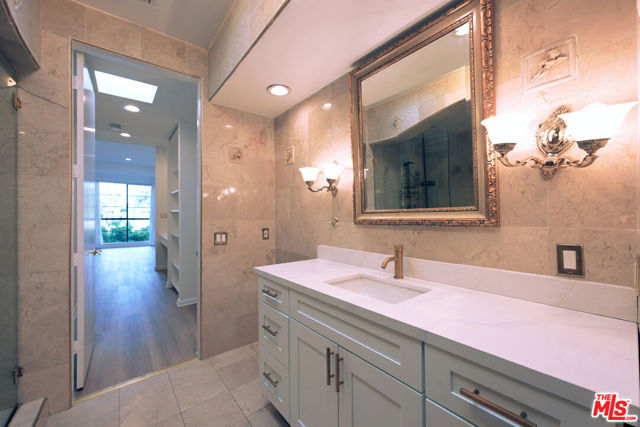 234 S Gale Drive, Beverly Hills CA: https://media.crmls.org/mediaz/412181cf-49d3-4ec1-8268-b6b1181edf9d.jpg