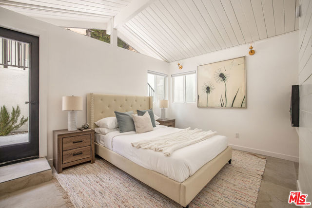 16733 Oak View Drive, Encino CA: https://media.crmls.org/mediaz/41228831-47c3-4319-845b-dfa21e1527a3.jpg