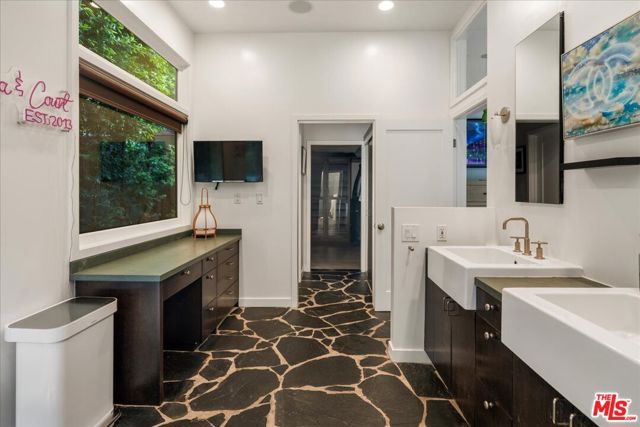 3479 Mandeville Canyon Road, Los Angeles CA: https://media.crmls.org/mediaz/41234869-fb38-4c49-9015-3eff28c7f4df.jpg