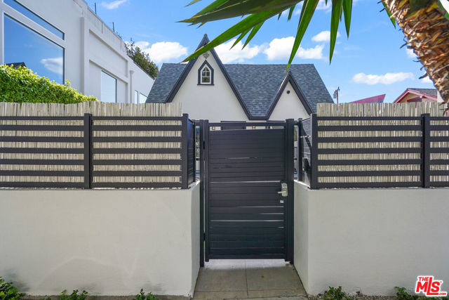 617 Westmount Drive, West Hollywood CA: https://media.crmls.org/mediaz/4124d1b2-2bb9-4a3c-92a9-d4bb9332a18d.jpg