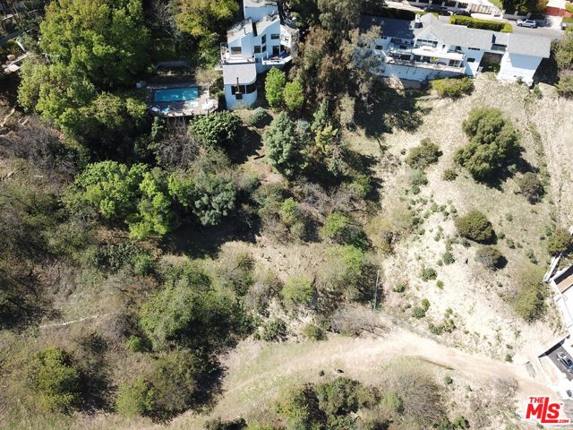 3905 N Hopevale Drive, Sherman Oaks CA: https://media.crmls.org/mediaz/4124f001-aa8d-43bb-b569-ca8e32ee79ba.jpg