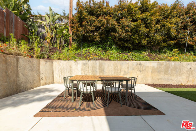 5018 Valleydale Avenue, Los Angeles CA: https://media.crmls.org/mediaz/4125a5a8-d318-4312-b6b2-74dd93918390.jpg