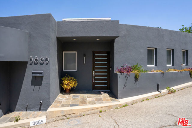 3865 Buena Park Drive, Studio City CA: https://media.crmls.org/mediaz/4126efb9-6af3-41a9-a358-8e9adbfe2504.jpg