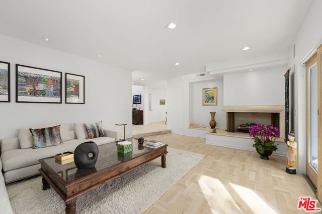 1708 Clear View Drive, Beverly Hills CA: https://media.crmls.org/mediaz/4127ae2d-cbb7-49f0-bcc0-3ca05a601e3a.jpg