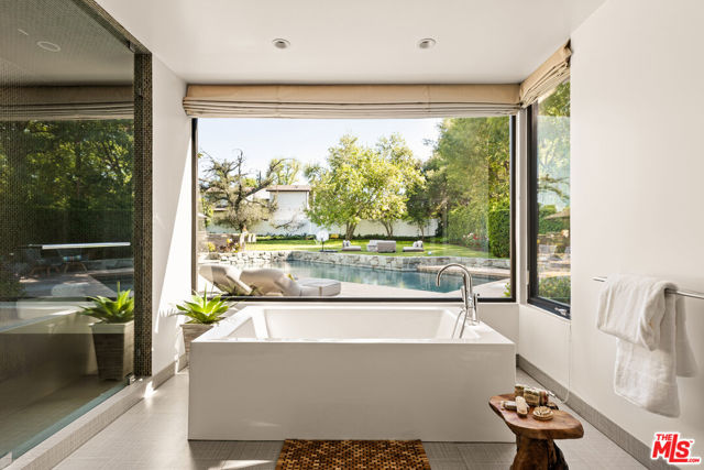17352 Magnolia Boulevard, Encino CA: https://media.crmls.org/mediaz/41289a7a-5d27-42aa-bddb-fa1146021a6e.jpg